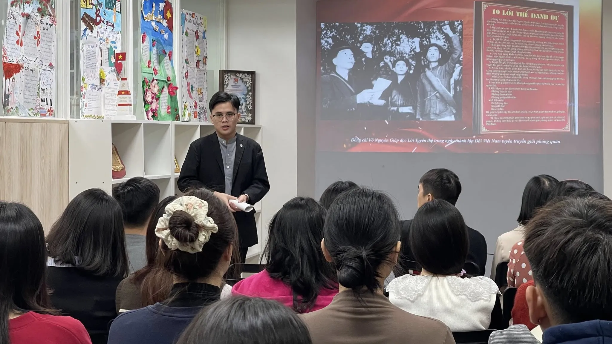 Chiếu phim kỷ niệm Ngày Thành lập Quân đội Nhân dân Việt Nam tại Nga 2 chieu phim ky niem ngay thanh lap quan doi nhan dan viet nam tai nga 1