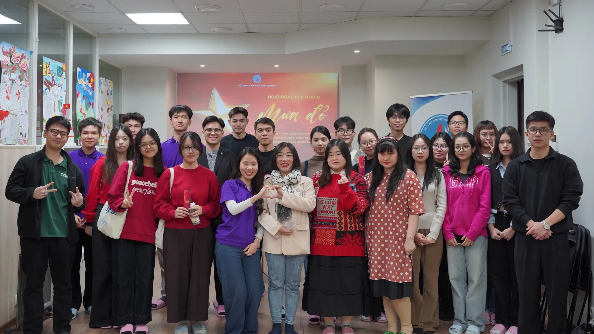 Chiếu phim kỷ niệm Ngày Thành lập Quân đội Nhân dân Việt Nam tại Nga 3 chieu phim ky niem ngay thanh lap quan doi nhan dan viet nam tai nga 2