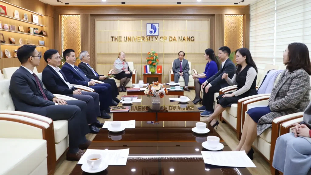 Giám đốc Đại học Đà Nẵng tiếp Tổng Lãnh sự Liên bang Nga tại Đà Nẵng 1 giam doc dai hoc da nang tiep tong lanh su lien bang nga tai da nang 1