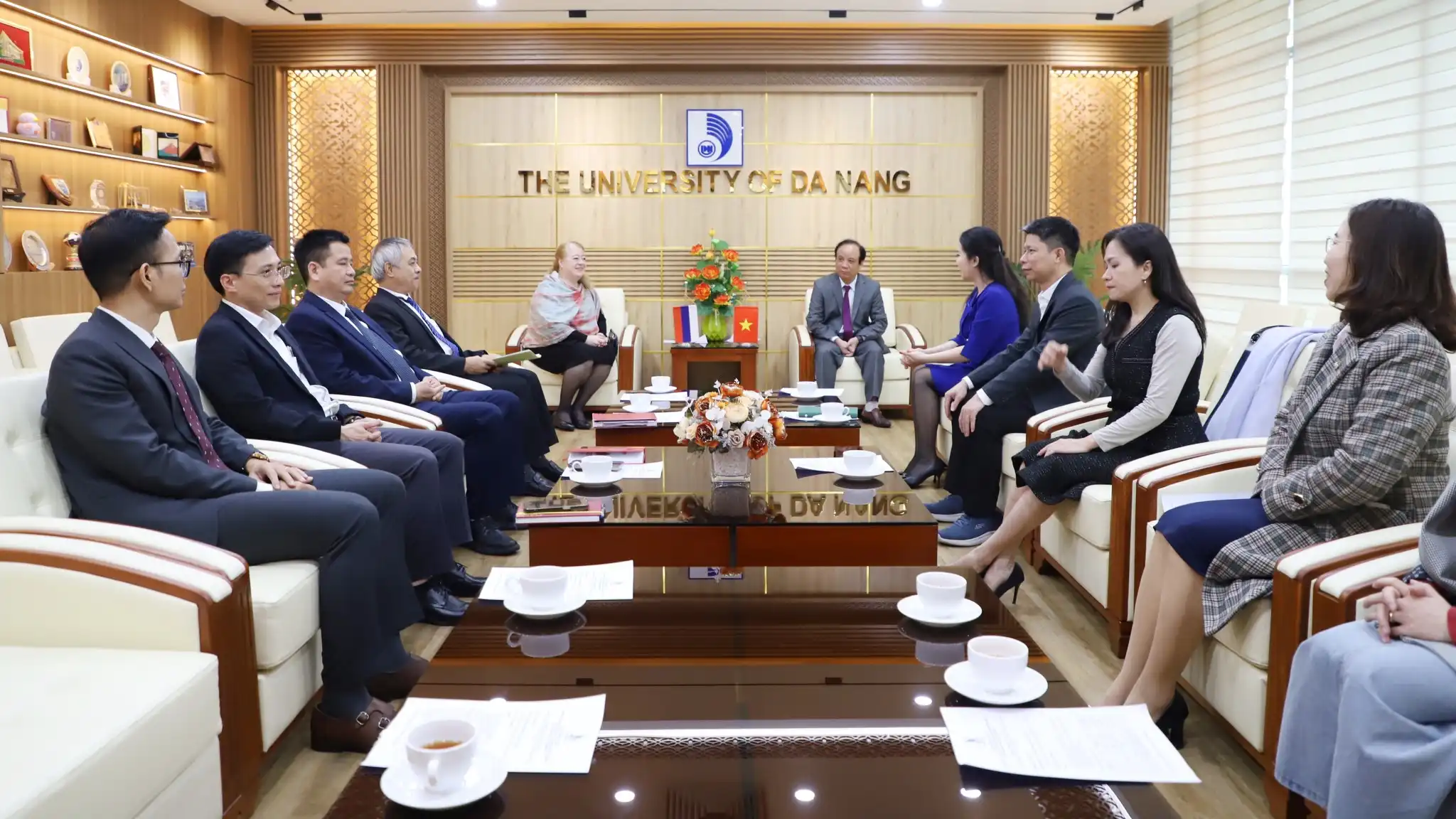 Giám đốc Đại học Đà Nẵng tiếp Tổng Lãnh sự Liên bang Nga tại Đà Nẵng 2 giam doc dai hoc da nang tiep tong lanh su lien bang nga tai da nang 1