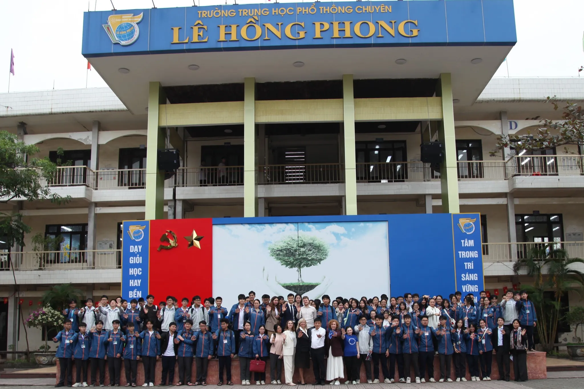 truong thpt chuyen le hong phong tiep doan cac truong dai hoc nga