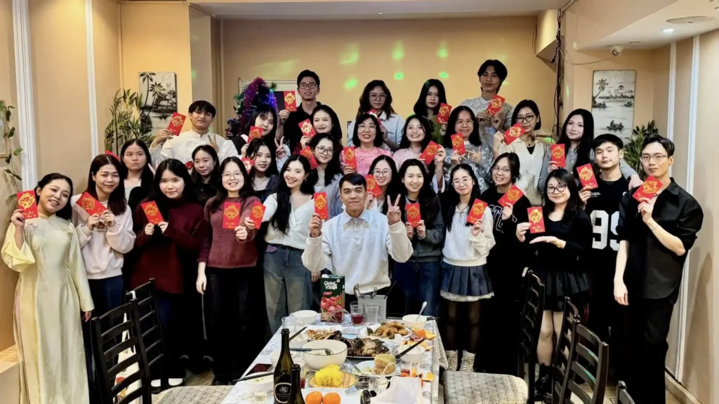 Đêm tất niên “Xuân về Sư phạm – Gắn kết yêu thương” tại Moskva 1 dem tat nien xuan ve su pham gan ket yeu thuong tai moskva