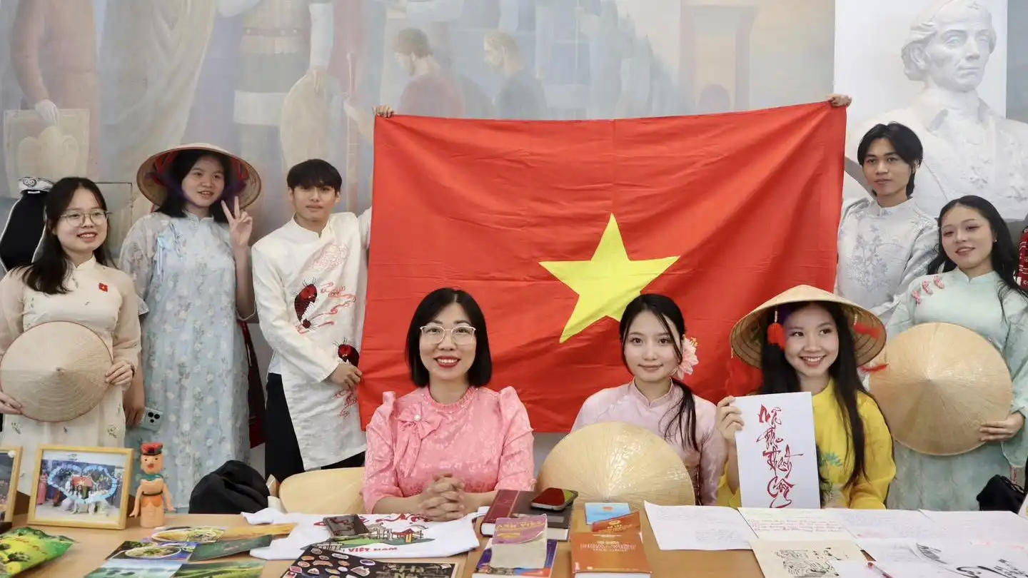 gian hang van hoa viet nam lan toa ban sac tai dai hoc su pham moskva
