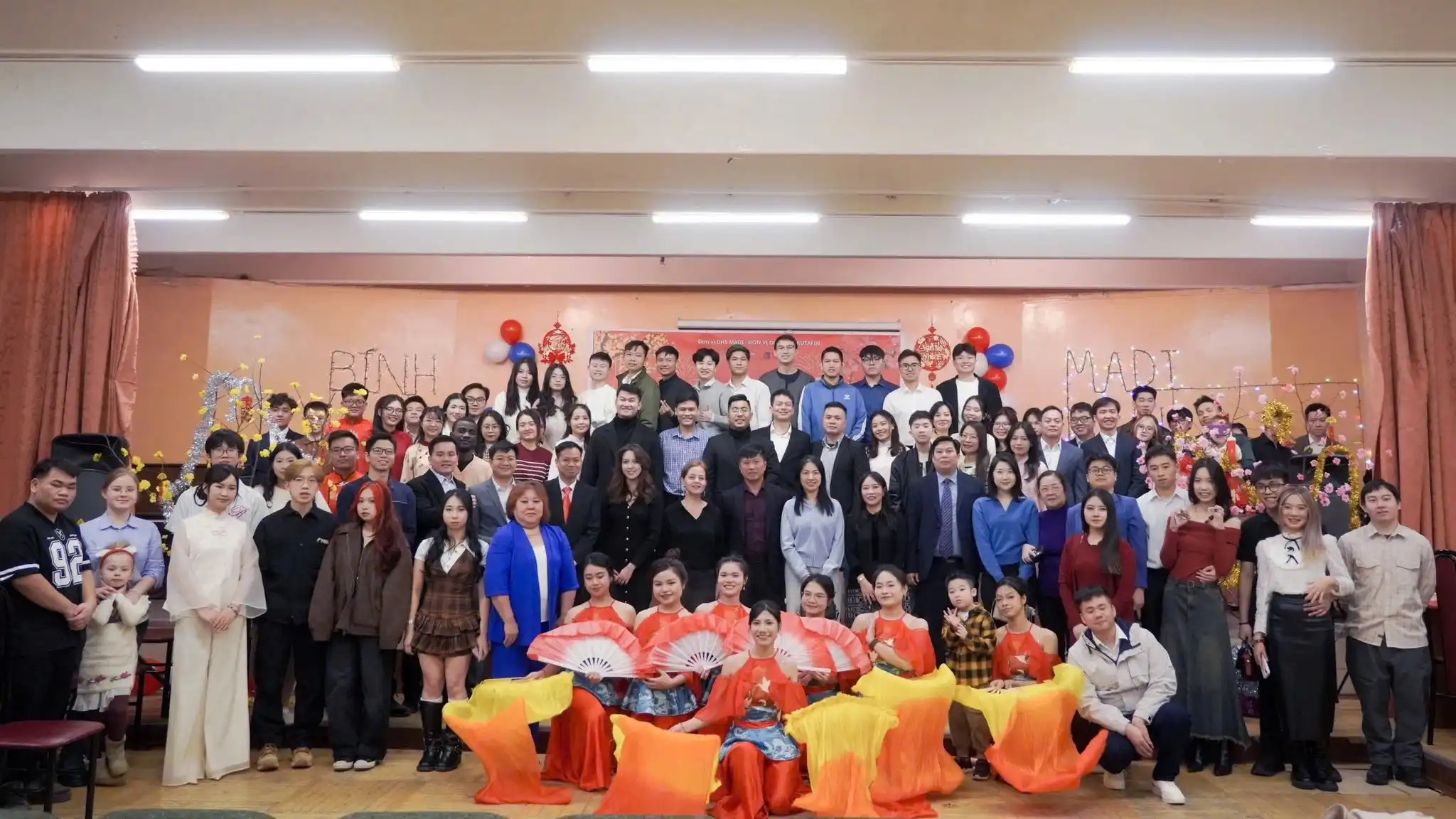 Không gian Tết Việt của sinh viên Đại học Kutafin và Đại học MADI 2 khong gian tet viet cua sinh vien dai hoc kutafin va dai hoc madi