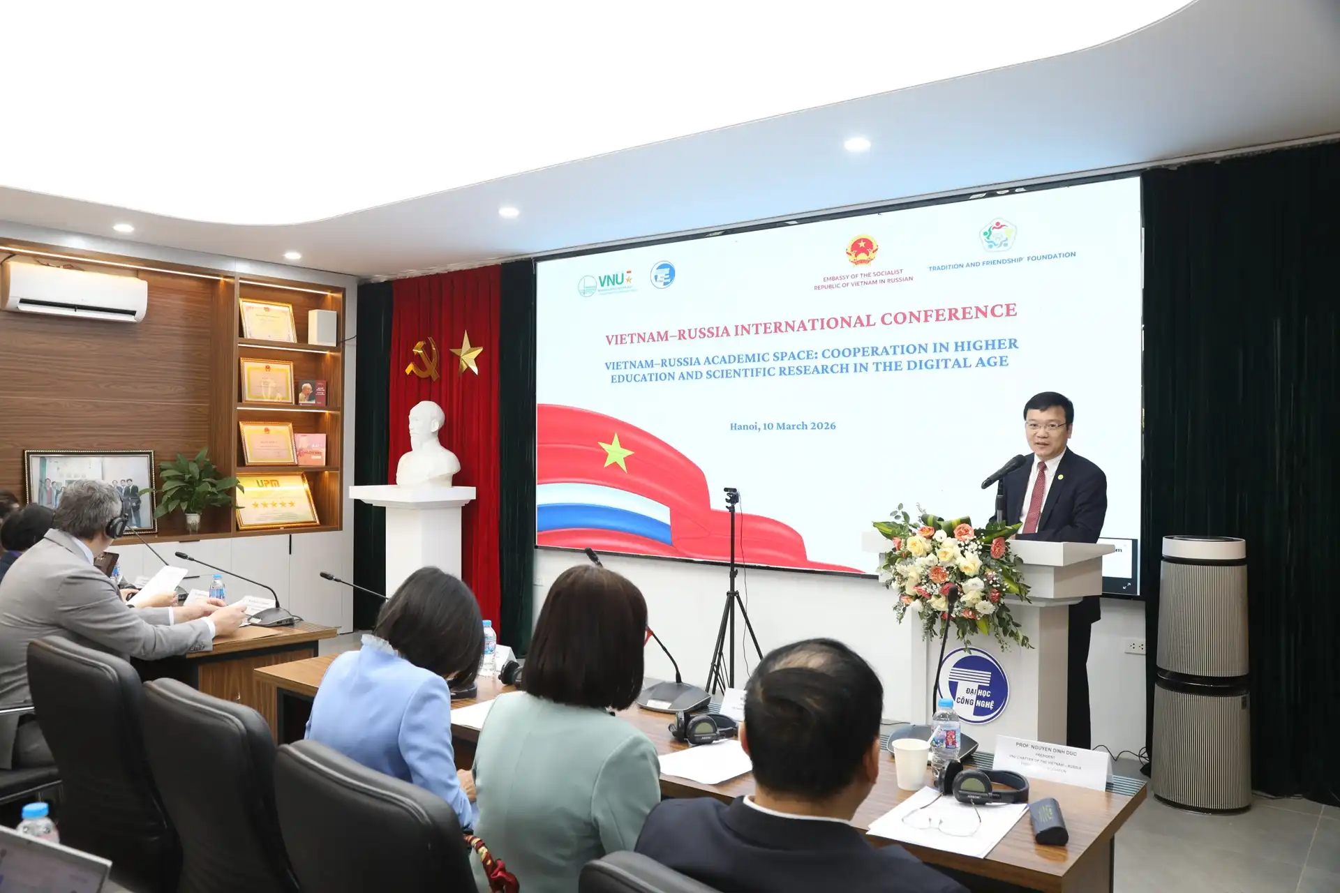 dai hoc quoc gia ha noi day mo rong khong gian hoc thuat viet nga 2