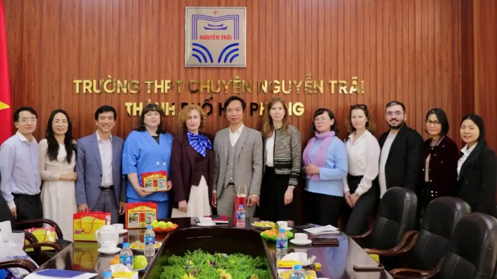 Đoàn đại học Nga làm việc tại Trường THPT chuyên Nguyễn Trãi 1 doan dai hoc nga lam viec tai truong thpt chuyen nguyen trai