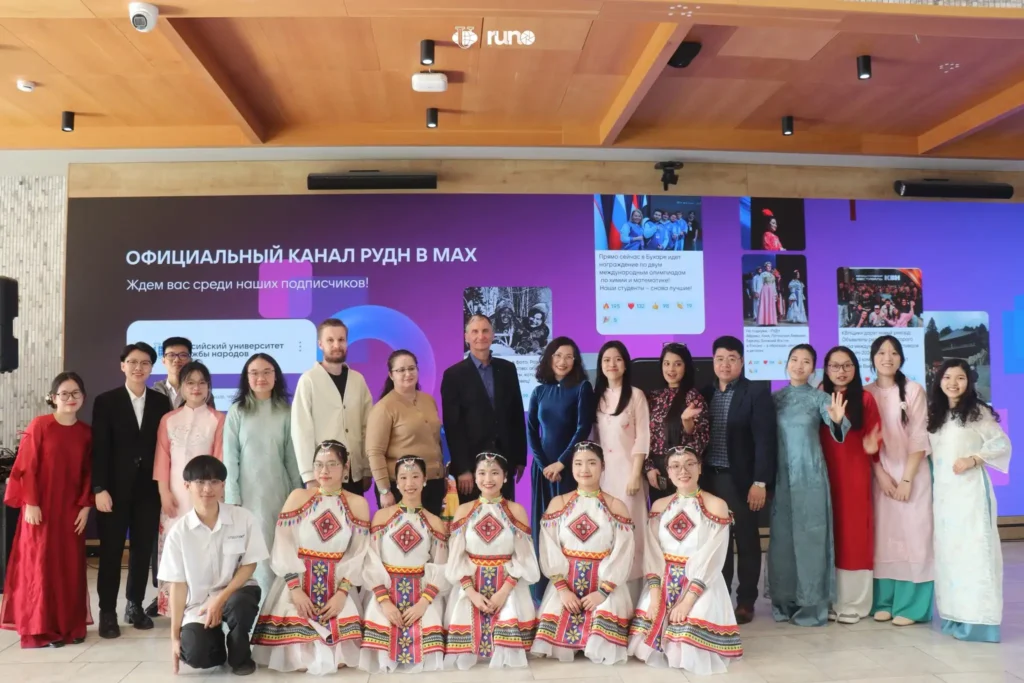 sinh vien dai hoc rudn cung nhau quang ba sac mau viet tai moscow