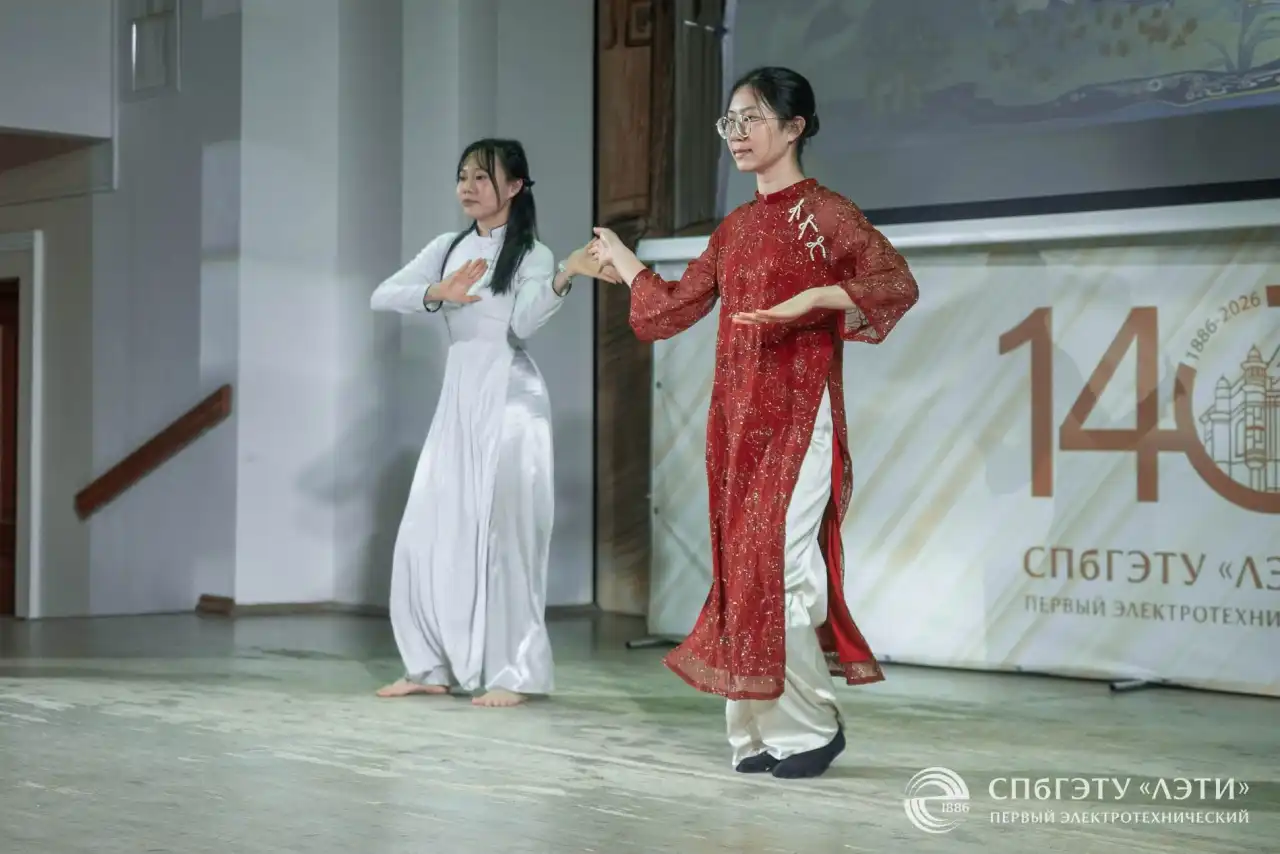 sinh vien viet tham du ngay hoi ngon ngu quoc te tai dai hoc leti 1