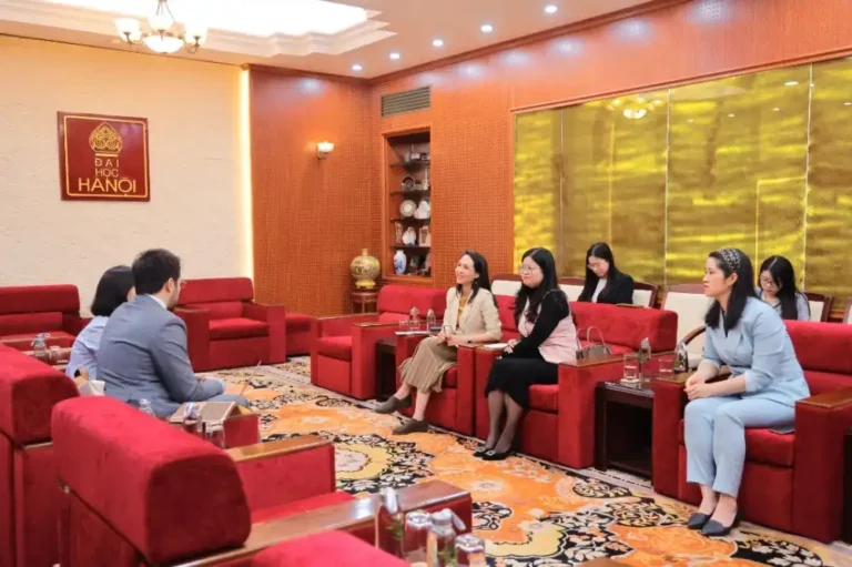 Viện tiếng nga puskin thăm và làm việc tại Trường Đại học Hà Nội 19 vien tieng nga puskin tham va lam viec tai truong dai hoc ha noi 1
