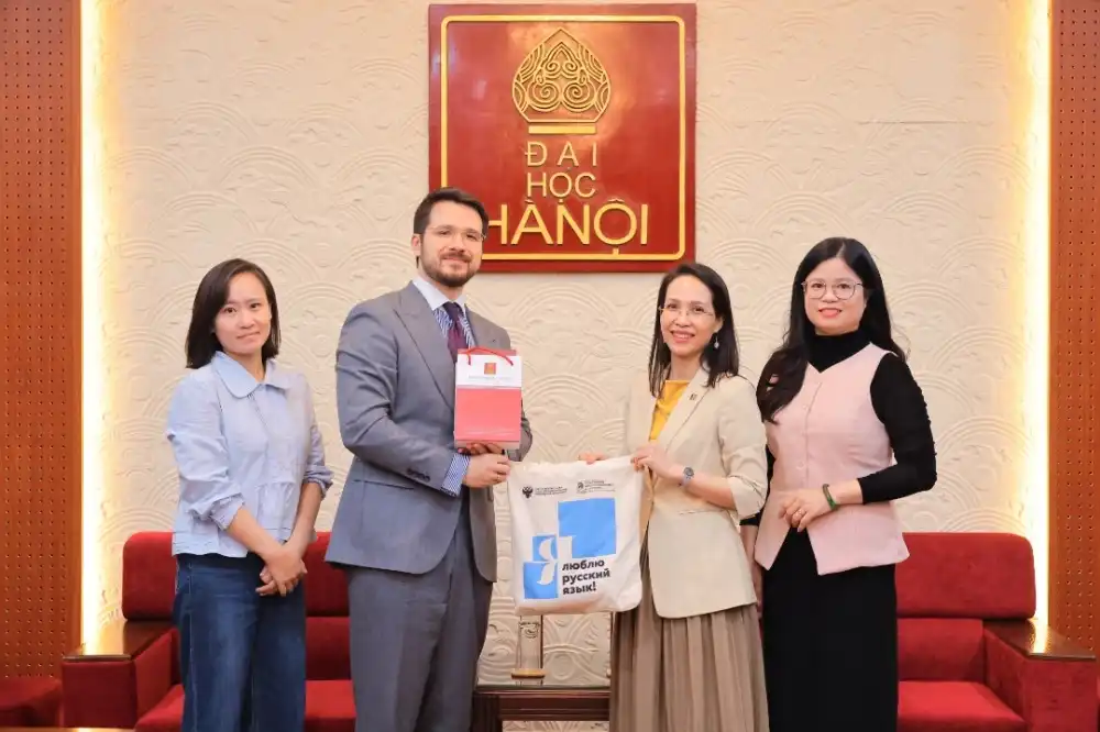 vien tieng nga puskin tham va lam viec tai truong dai hoc ha noi 2