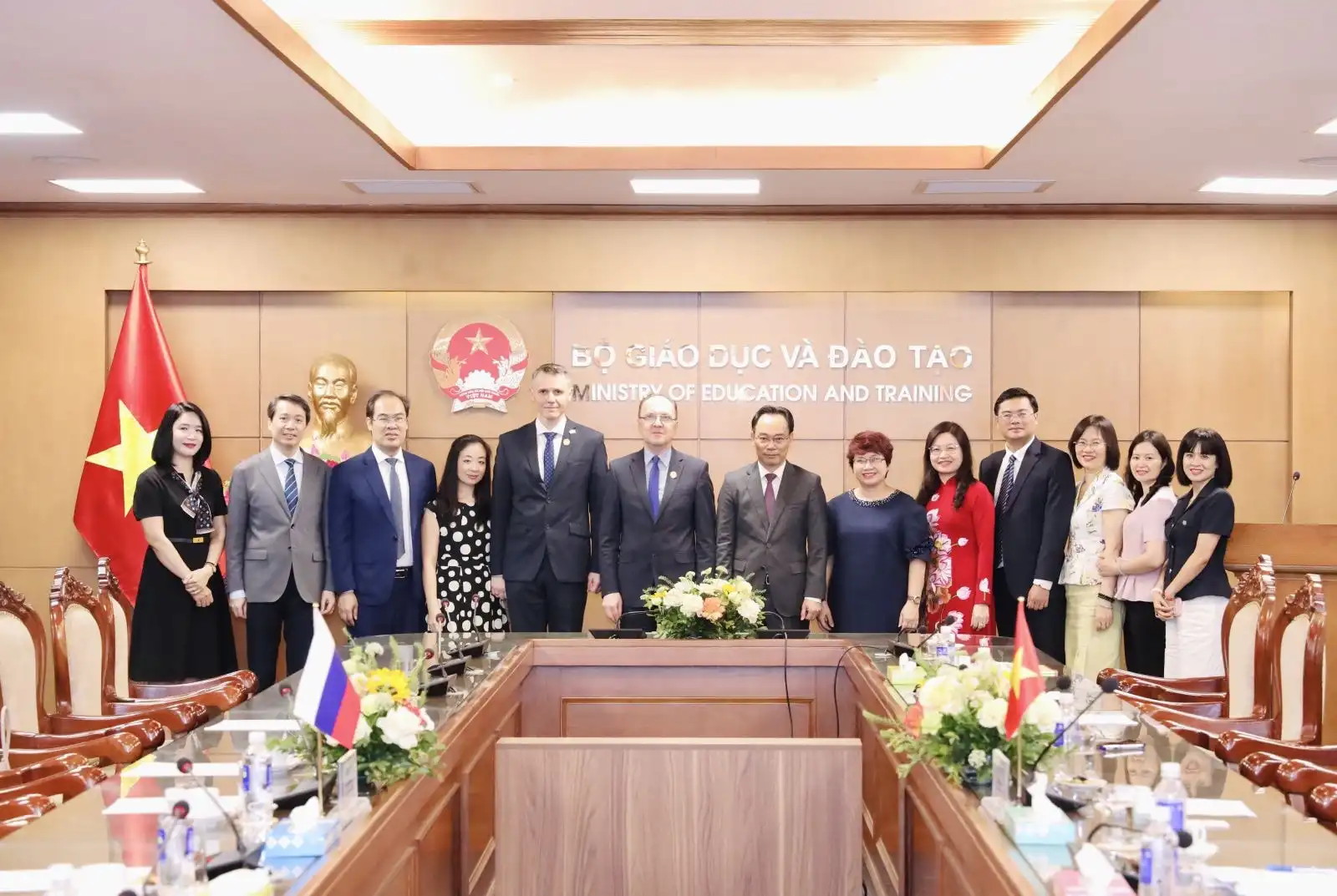 Đại sứ Nga tại Việt Nam nhận kỷ niệm chương “Vì sự nghiệp giáo dục” 2 dai su nga tai viet nam nhan ky niem chuong vi su nghiep giao duc