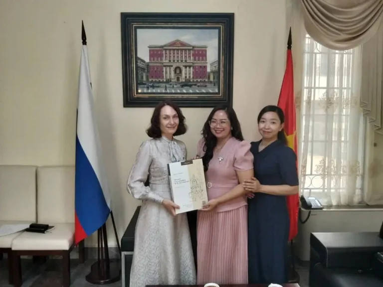 dai su quan trao tang an pham ve dostoevsky cho dai hoc ngoai ngu