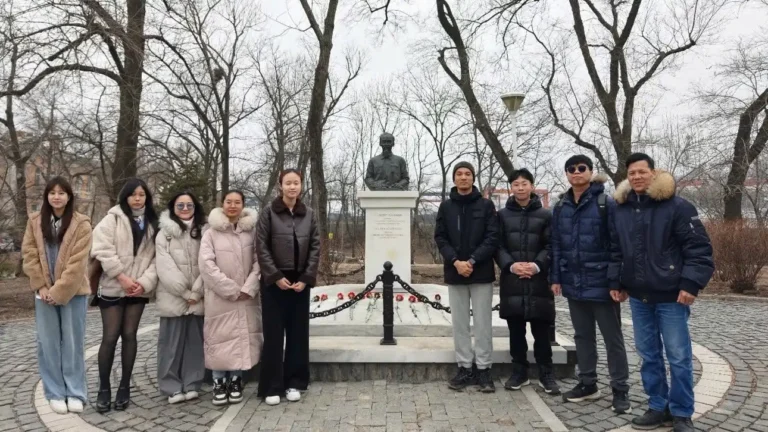 dang hoa tuong niem chu tich ho chi minh tai vladivostok