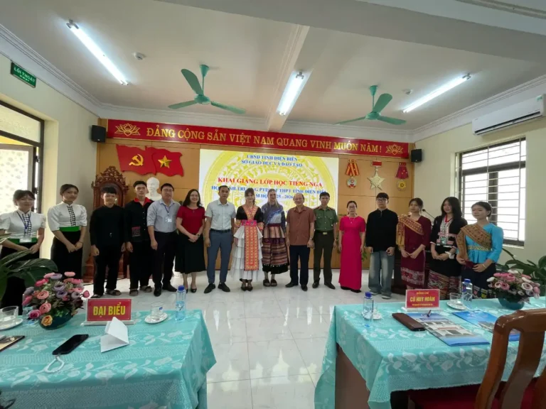 Điện Biên khai mạc lớp học tiếng Nga cho học sinh dân tộc nội trú 1 dien bien khai mac lop hoc tieng nga cho hoc sinh dan toc noi tru