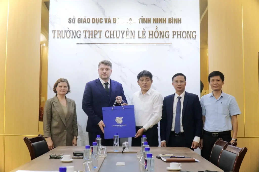 doan cac truong dai hoc nga tham va lam viec tai ninh binh