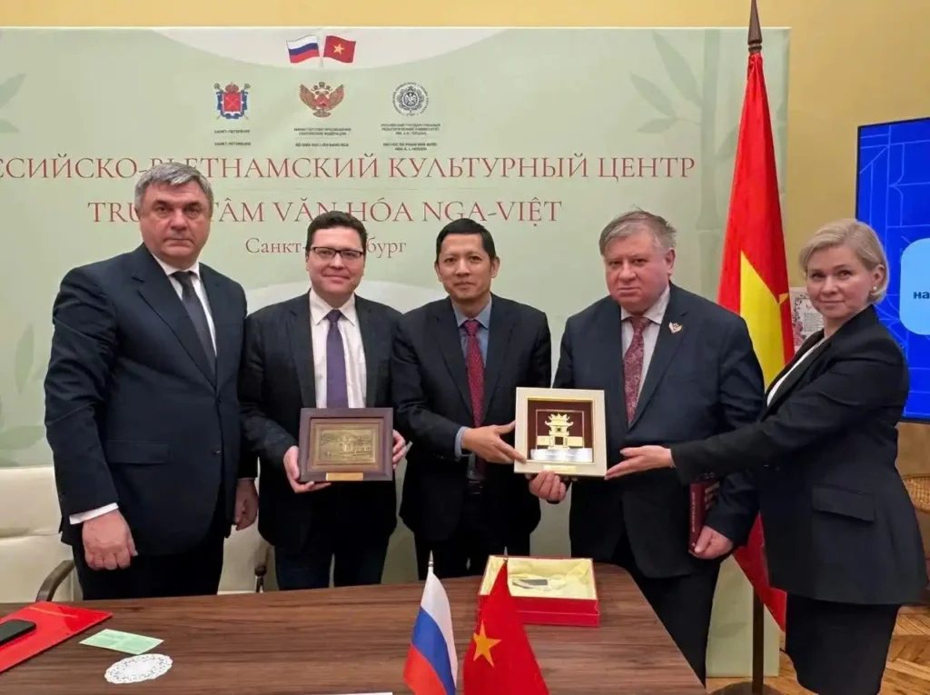 hinh thanh cac vector hop tac moi trong quan he nga viet 1