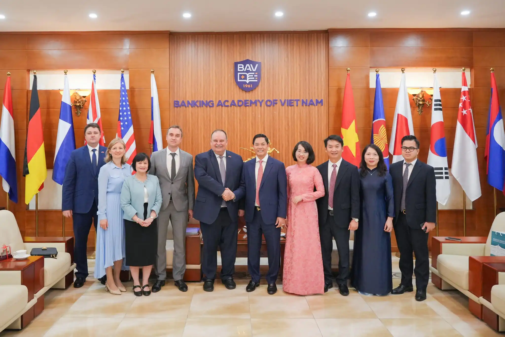 hoc vien ngan hang va dai hoc tai chinh nga dang cai tuan le kinh te viet nga 2026 1
