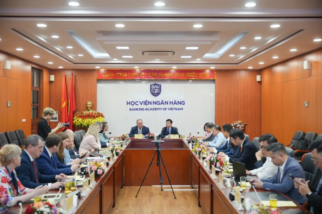 hoc vien ngan hang va dai hoc tai chinh nga dang cai tuan le kinh te viet nga 2026 2
