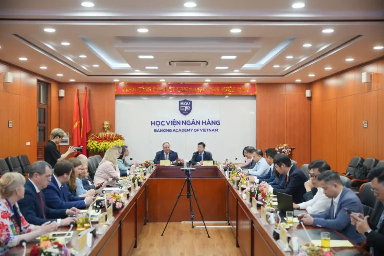 hoc vien ngan hang va dai hoc tai chinh nga dang cai tuan le kinh te viet nga 2026 2
