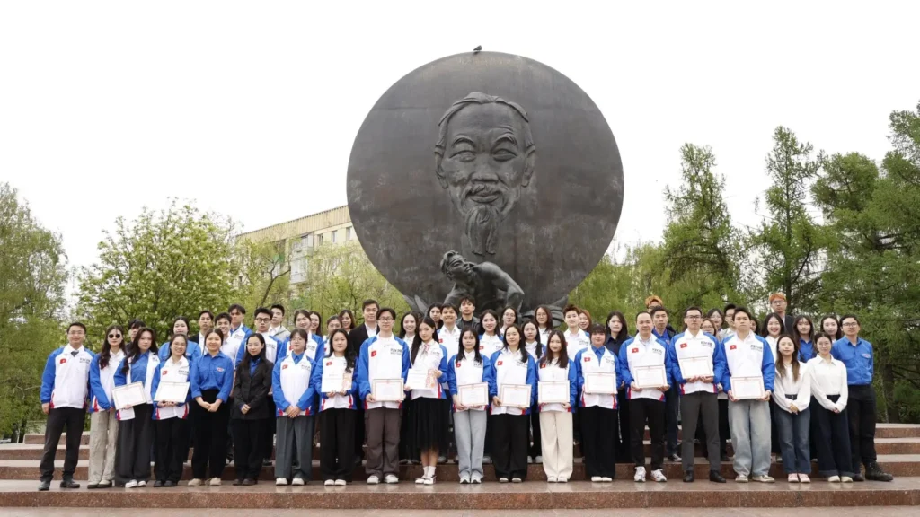 du hoc sinh plekhanov dang hoa tuong niem chu tich ho chi minh