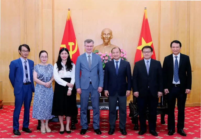 FEFU mở rộng hợp tác với Học viện Chính trị quốc gia Hồ Chí Minh 21 fefu mo rong hop tac voi hoc vien chinh tri quoc gia ho chi minh 2
