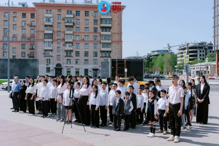 Lễ dâng hoa và trao giải “Em là mầm non của Đảng” tại Moscow 5 le dang hoa va trao giai em la mam non cua dang tai moscow 2