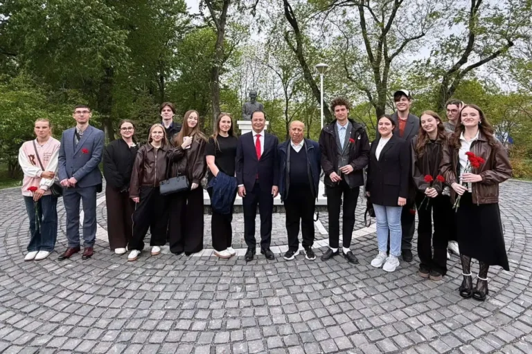 le dang hoa va trao giai olympic tieng viet tai thanh pho vladivostok