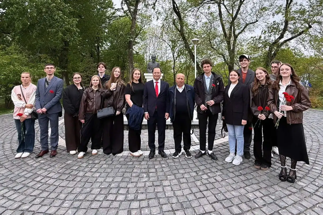 le dang hoa va trao giai olympic tieng viet tai thanh pho vladivostok