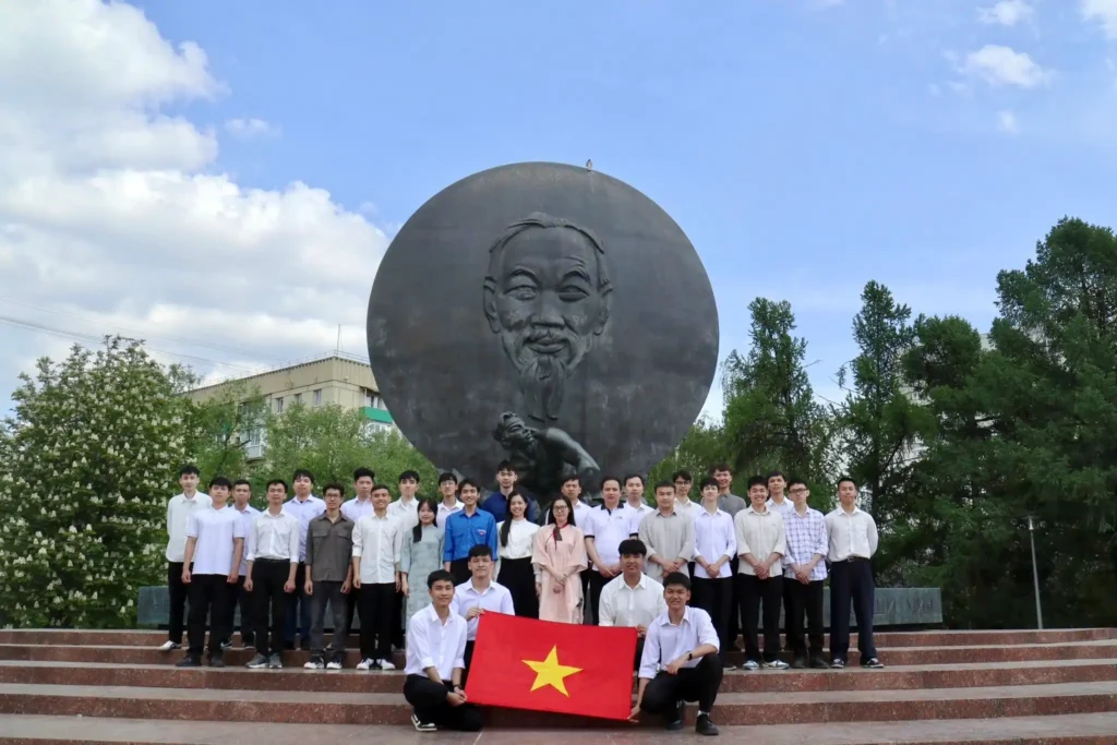 sinh vien dai hoc mendeleev dang hoa tuong dai chu tich ho chi minh