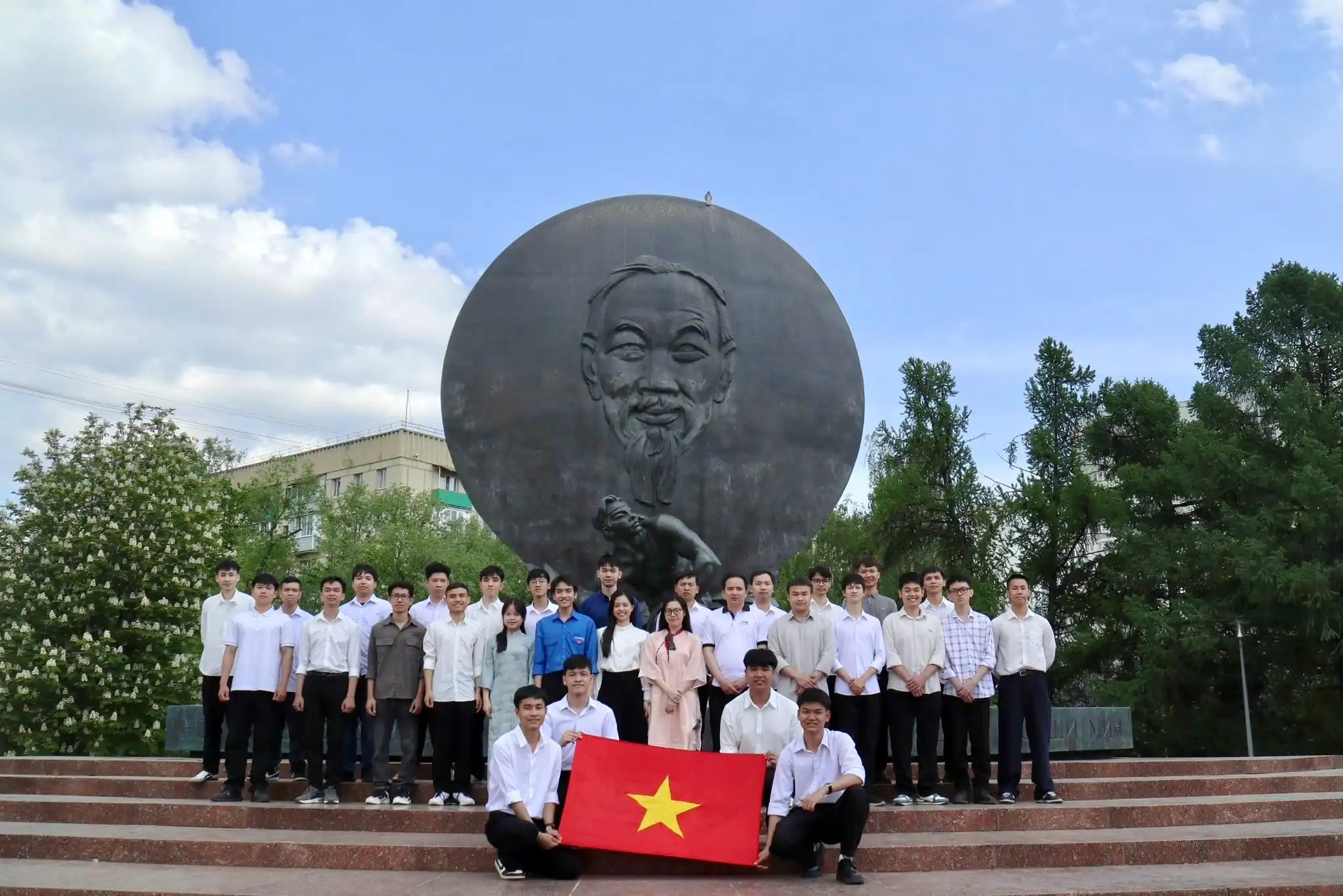 sinh vien dai hoc mendeleev dang hoa tuong dai chu tich ho chi minh