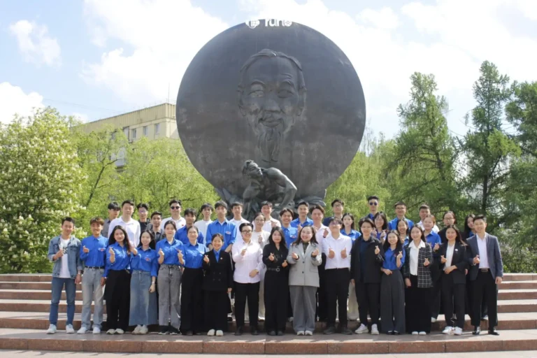 Sinh viên RUDN dâng hoa kỷ niệm Ngày sinh Chủ tịch Hồ Chí Minh 9 sinh vien rudn dang hoa ky niem ngay sinh chu tich ho chi minh