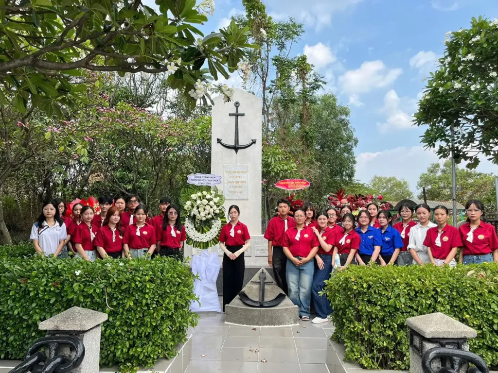 Sinh viên Trường Đại học Sư phạm TP.HCM dâng hoa tưởng niệm thủy thủ Nga 1 sinh vien truong dai hoc su pham tp hcm dang hoa tuong niem thuy thu nga 1