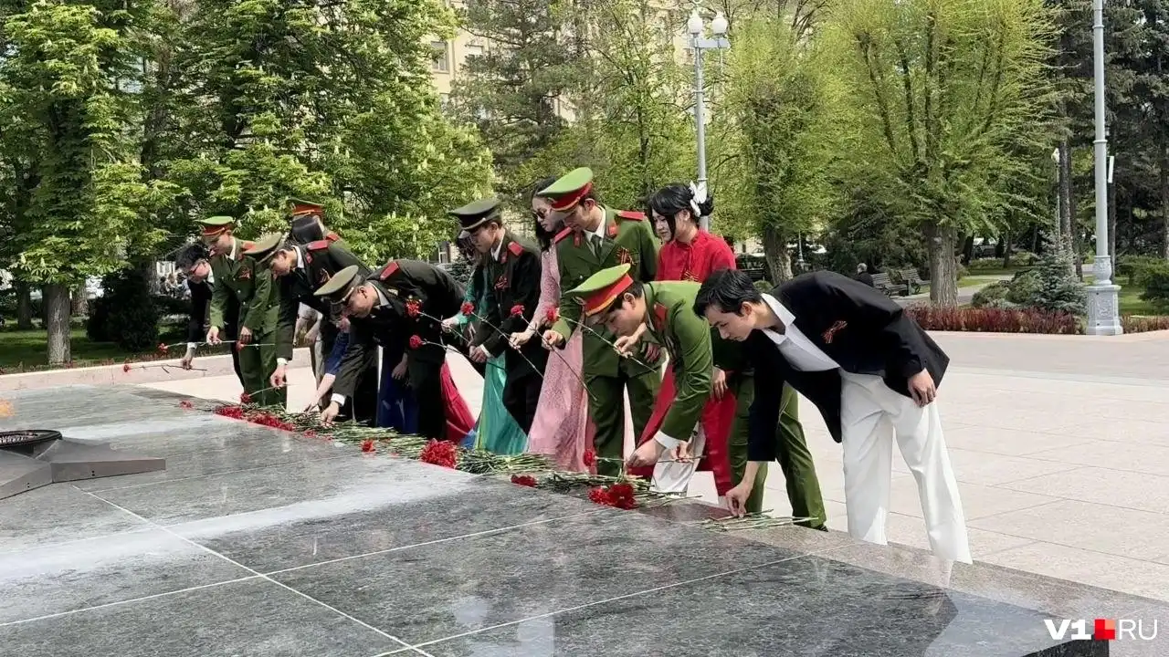 sinh vien viet nam tai volgograd tuong niem cac anh hung stalingrad 1