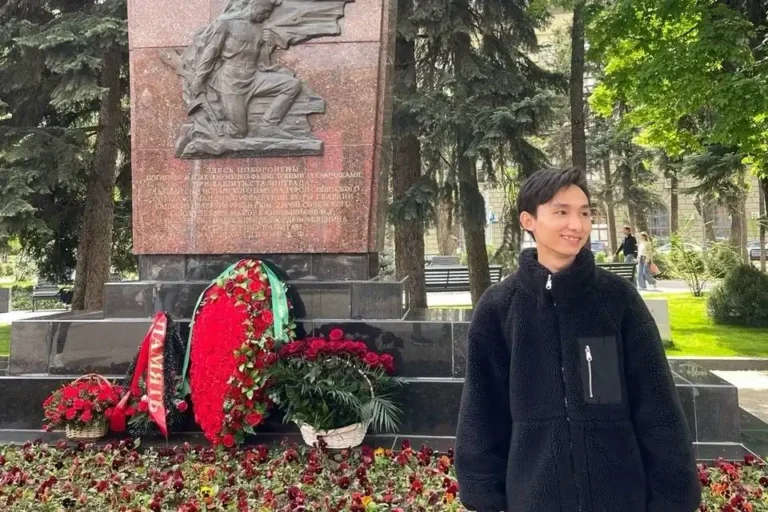 sinh vien viet nam tai volgograd tuong niem cac anh hung stalingrad 2