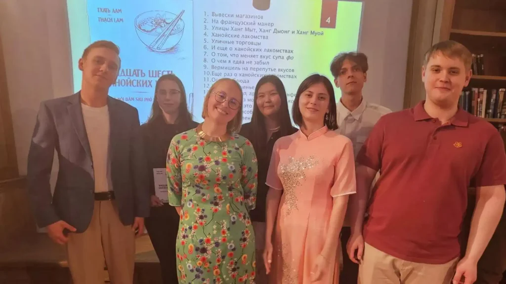 tac pham ha noi bam sau pho phuong duoc dich sang tieng nga 1
