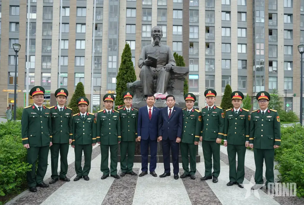 thu truong bo quoc phong dong vien luu hoc sinh tai saint petersburg