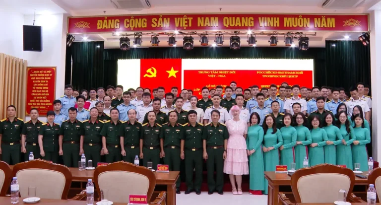 Bế giảng lớp bồi dưỡng tiếng Nga B1 dành cho cán bộ, sĩ quan quân đội 13 be giang lop boi duong tieng nga b1 danh cho can bo si quan quan doi