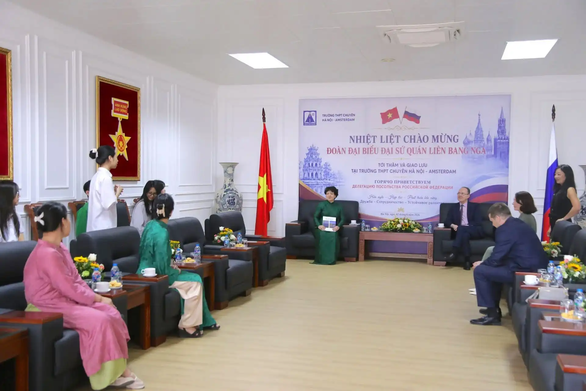 dai su nga tham va lam viec tai truong thpt ha noi amsterdam 1