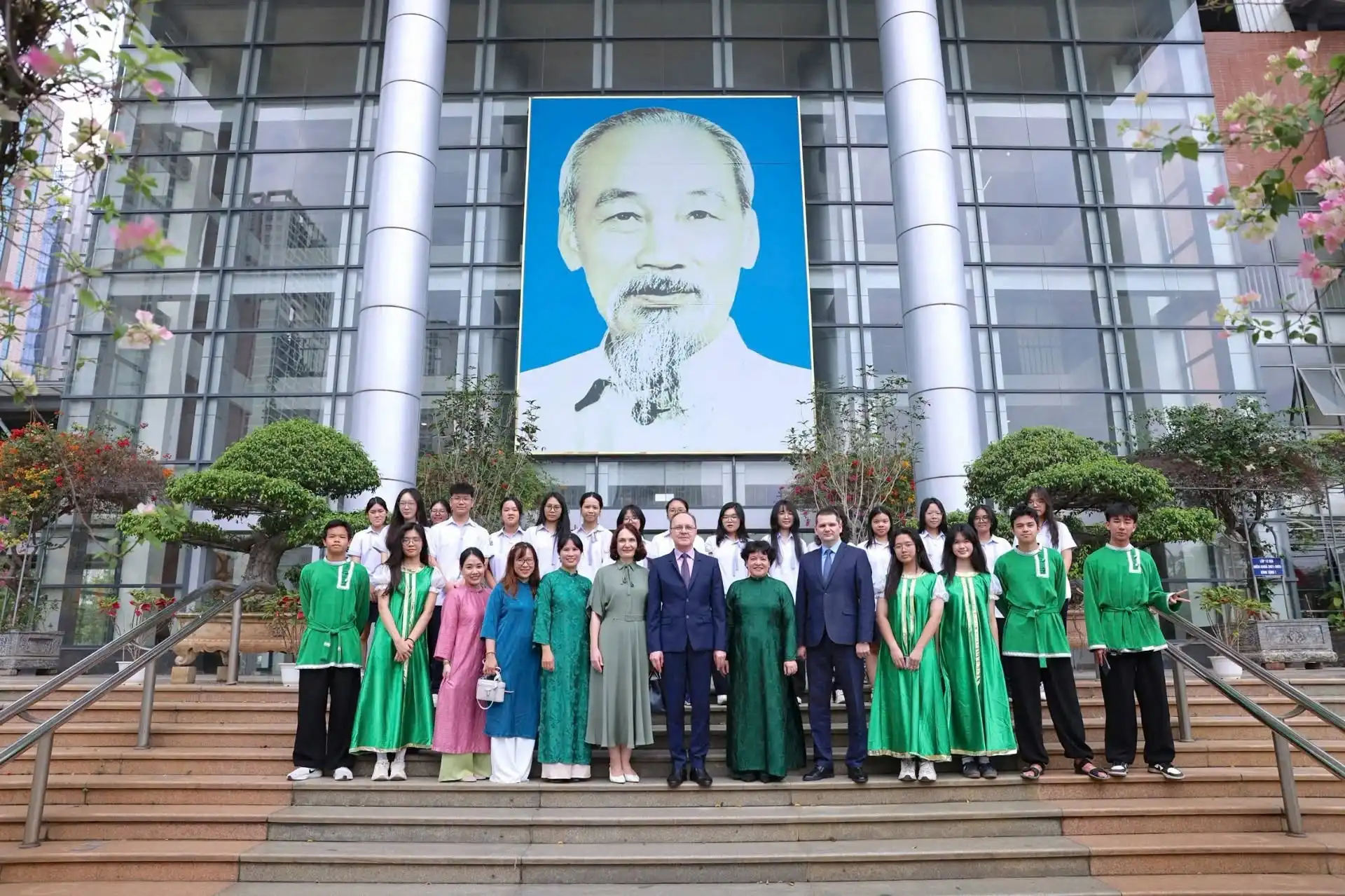 dai su nga tham va lam viec tai truong thpt ha noi amsterdam 2