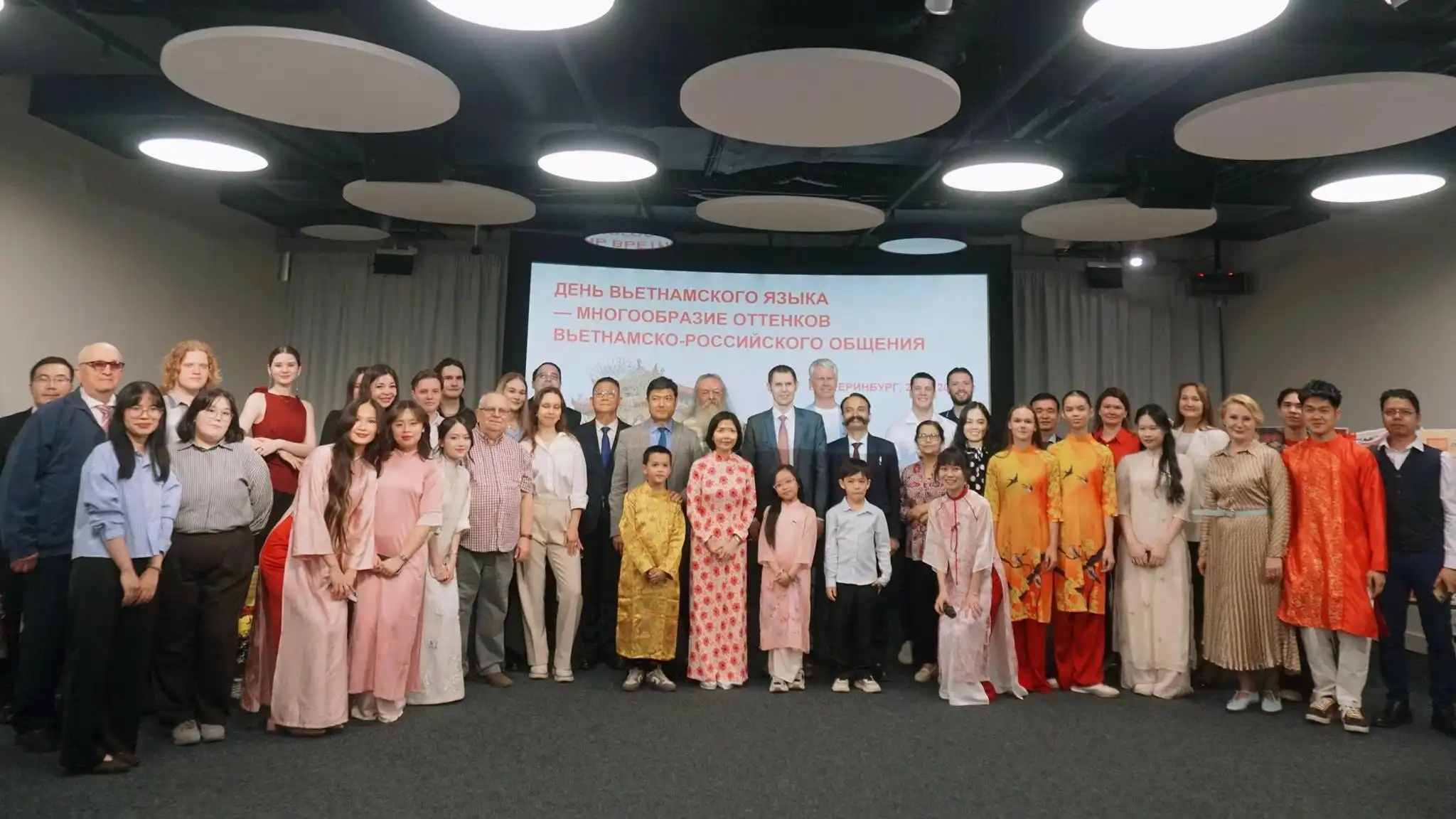 ngay hoi tieng viet tai ekaterinburg lan toa sac mau ngon ngu