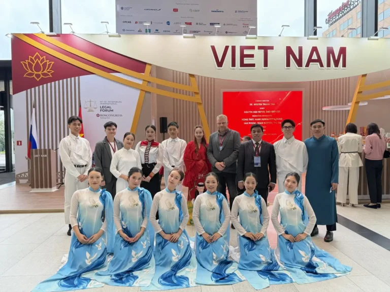 quang ba van hoa viet tai dien dan phap ly quoc te saint petersburg