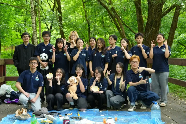 sinh vien dai hoc kinh te nga to chuc buoi gap mat tong ket