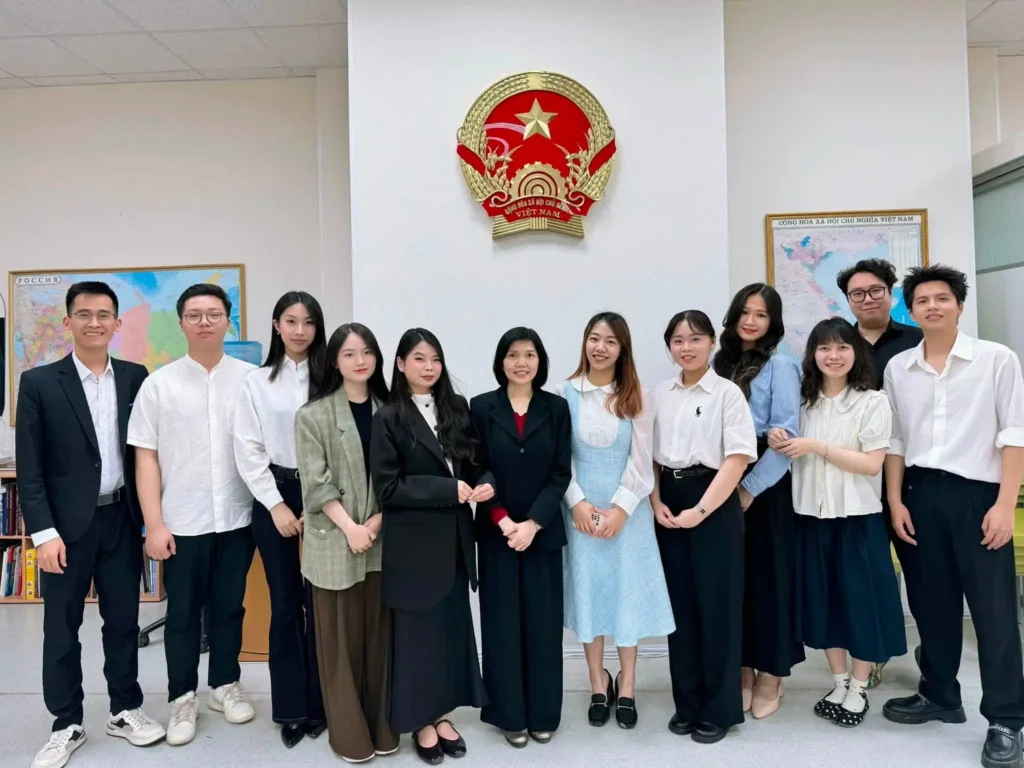 sinh vien tyumen gap mat tong lanh su viet nam tai ekaterinburg