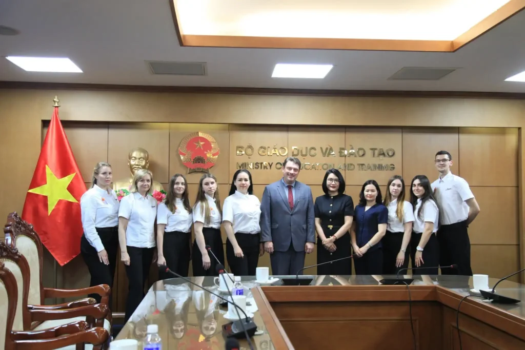 Trung tâm Thiếu nhi Quốc tế Artek làm việc với Bộ Giáo dục và Đào tạo 1 trung tam thieu nhi quoc te artek lam viec voi bo giao duc va dao tao