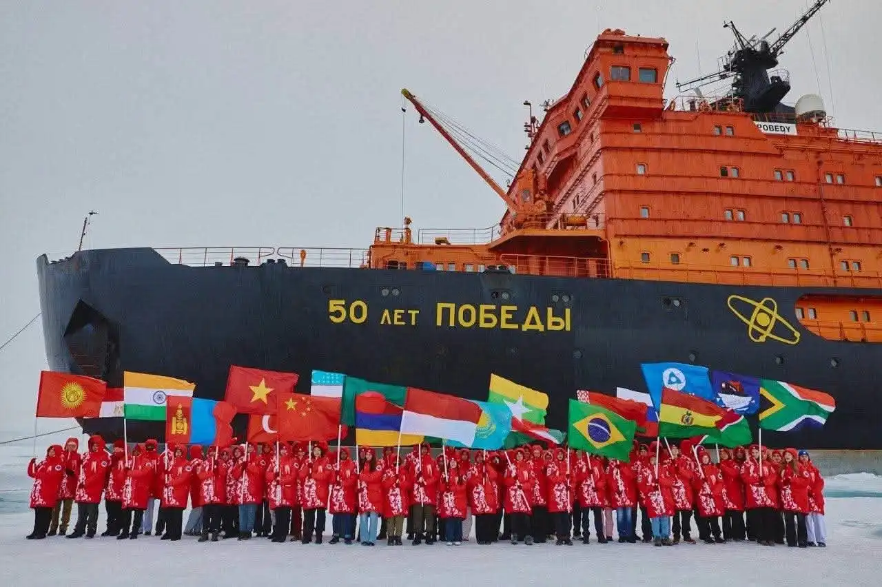 Học sinh Việt chinh phục Bắc Cực trên tàu phá băng hạt nhân Nga 4 hoc sinh viet chinh phuc bac cuc tren tau pha bang hat nhan nga 2