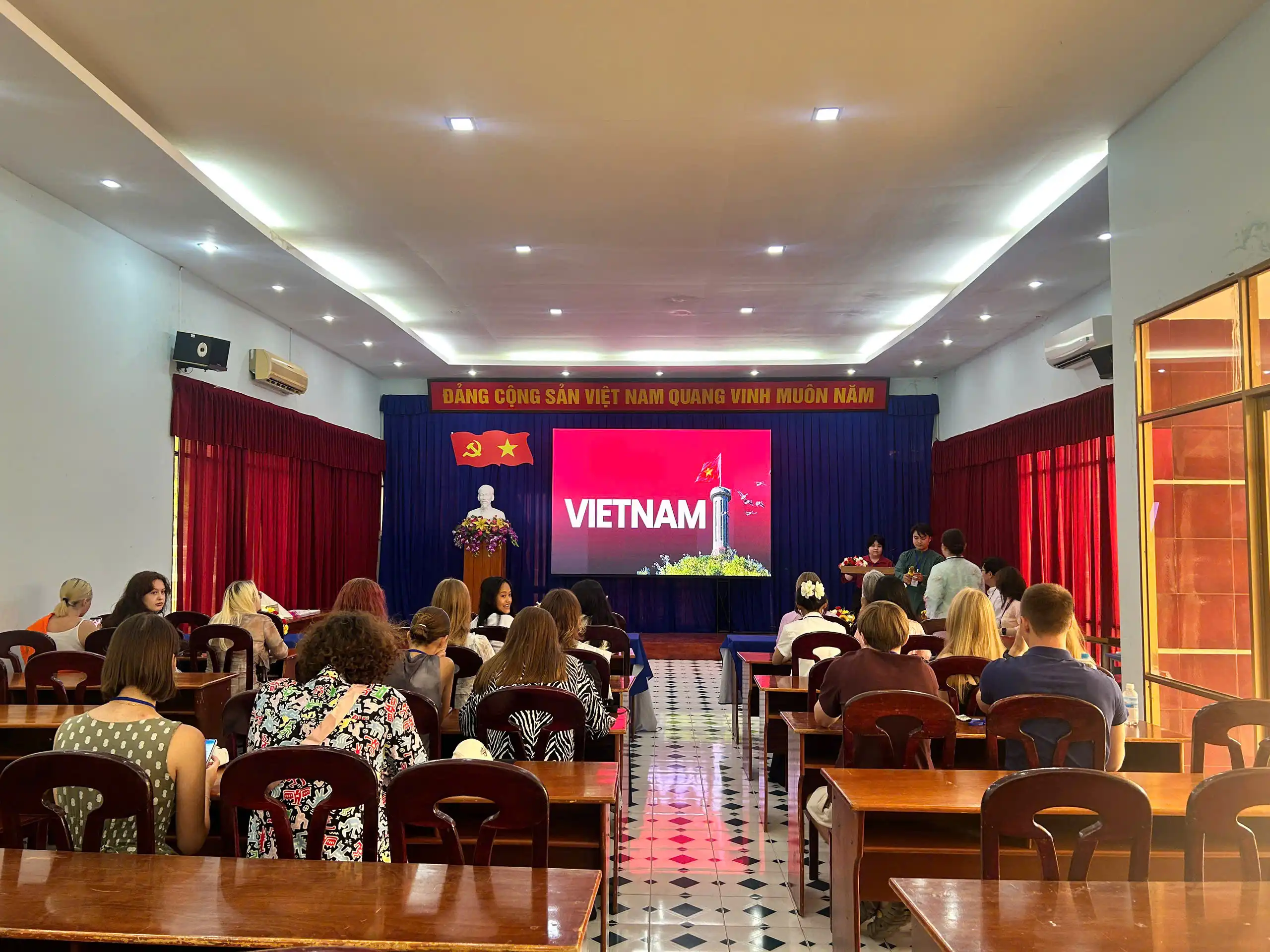 hon 20 sinh vien nga hoan thanh khoa tieng viet tai nha trang