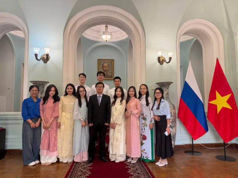 Sinh viên Việt tiếp nối nhịp cầu hữu nghị với cựu chuyên gia Liên Xô 3 sinh vien viet tiep noi nhip cau huu nghi voi cuu chuyen gia lien xo 2