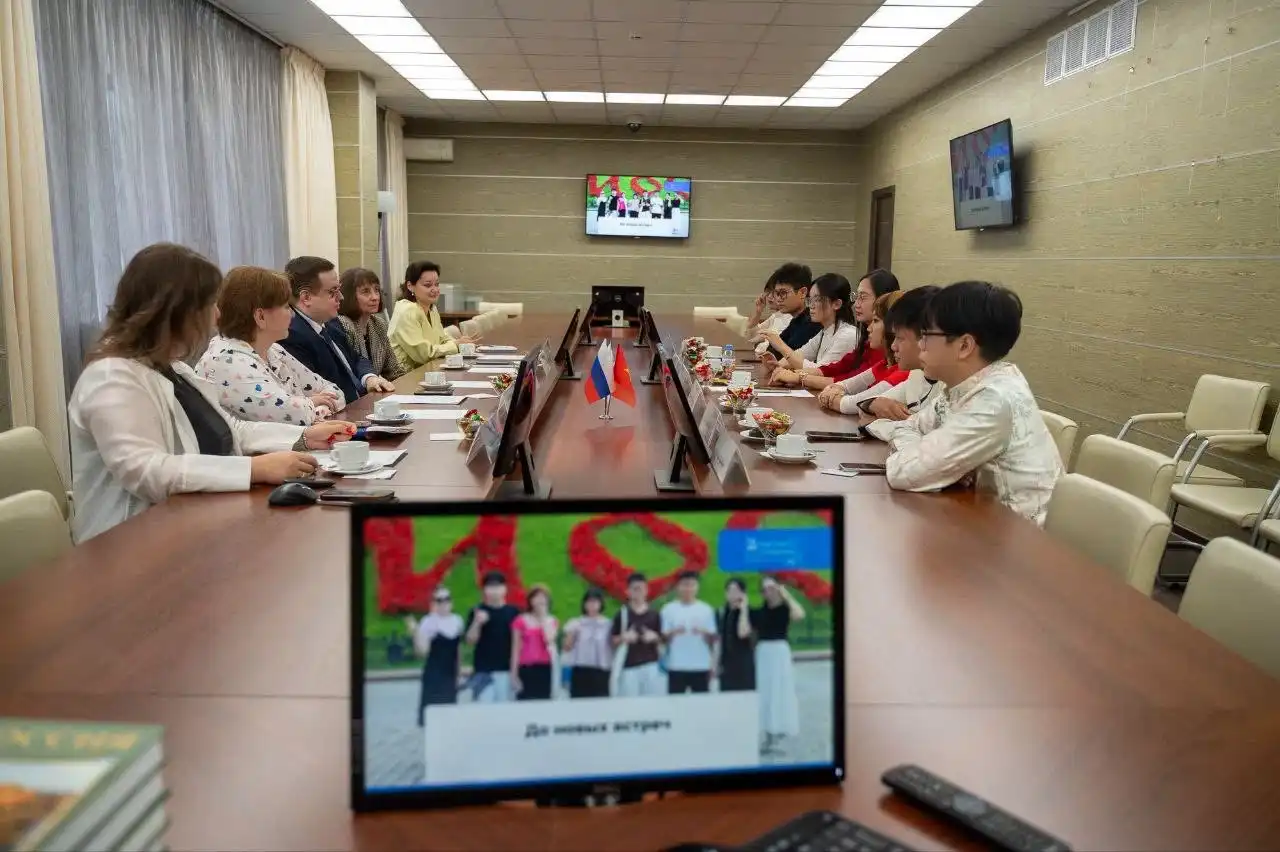 6 hoc sinh sinh vien viet hoan thanh mot thang hoc tieng nga tai moscow 1