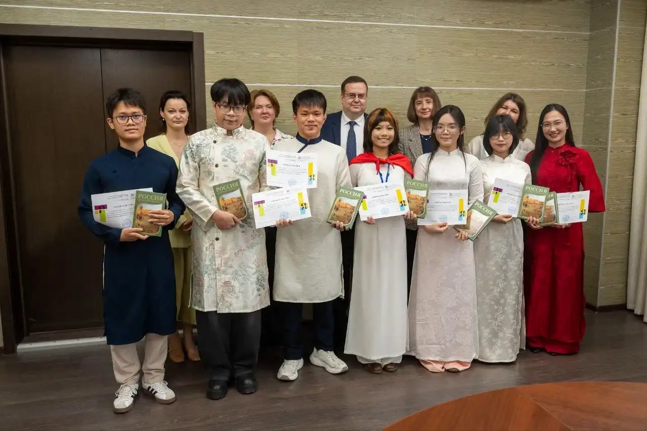 6 hoc sinh sinh vien viet hoan thanh mot thang hoc tieng nga tai moscow 2