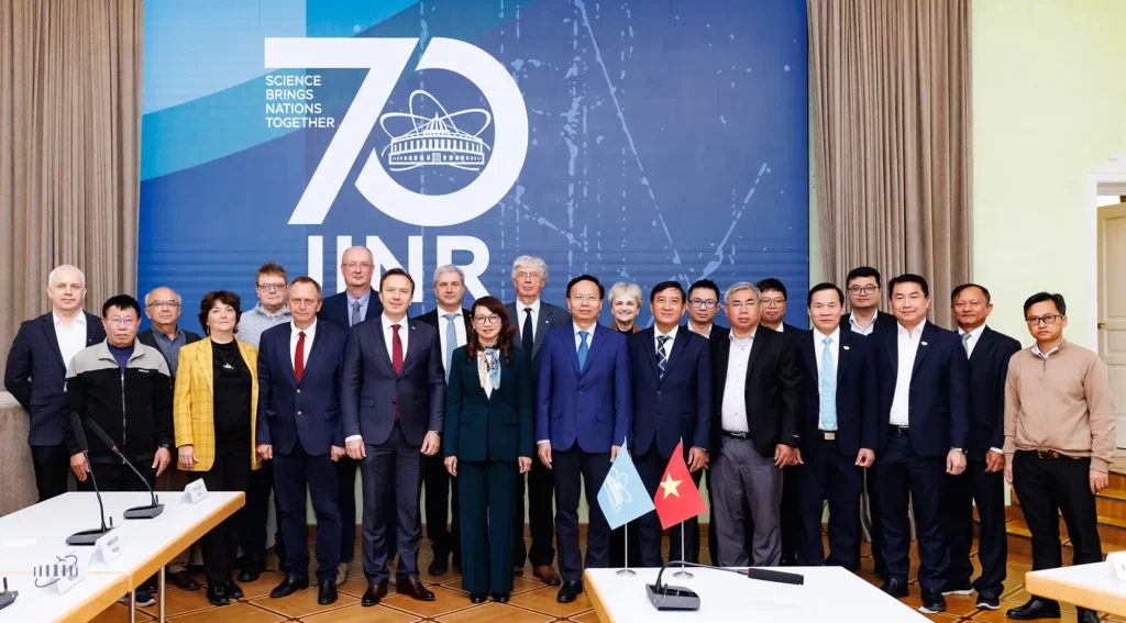 dhqg hcm mo huong dao tao nhan luc hat nhan tai jinr 2